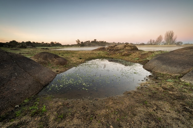 Sonnenaufgang im Naturpark Los Barruecos. Extremadura. Spanien.