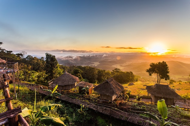 Sonnenaufgang im Norden von Thailand über den Brennpunkt des Goldenen Dreiecks