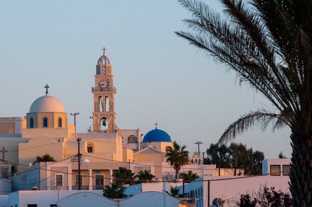 Sonnenaufgang im Santorini-Archipel in der Stadt Thira.