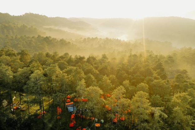 Sonnenaufgang im Schatten des Berges