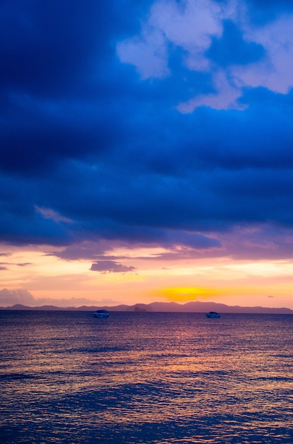 Sonnenaufgang im tropischen Meer