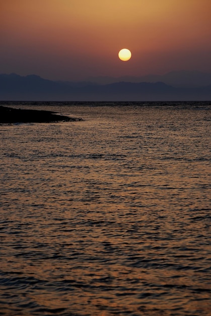 Sonnenaufgang im Urlaub am Meer und ägyptisches Porträt