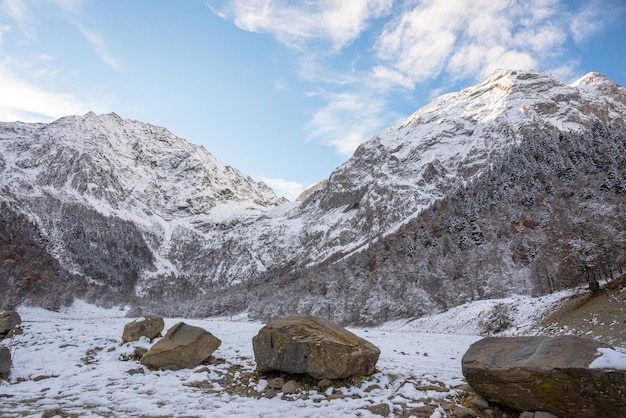 Sonnenaufgang in Artiga de Lin, im Aran-Tal, in den katalanischen Pyrenäen in Spanien. Kalte und verschneite Tage der ersten Wintertage.