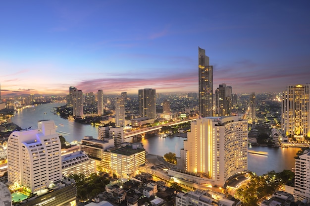 Sonnenaufgang in dem Fluss in Thailand