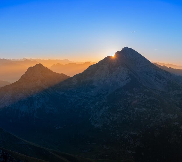 Sonnenaufgang in den Bergen