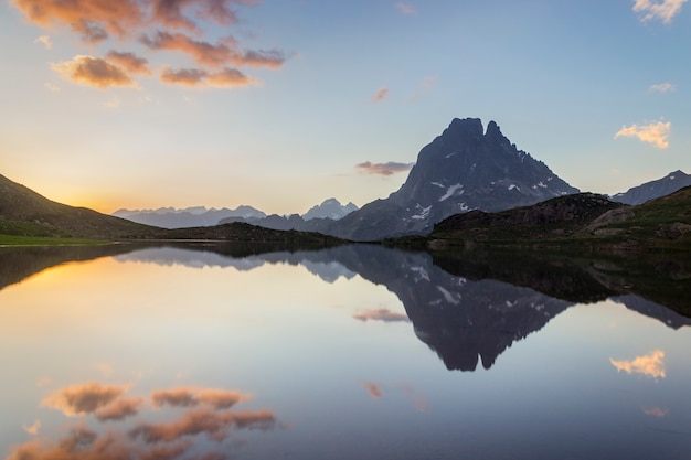 Sonnenaufgang in den Pyrenäen, Lac Gentau, Frankreich