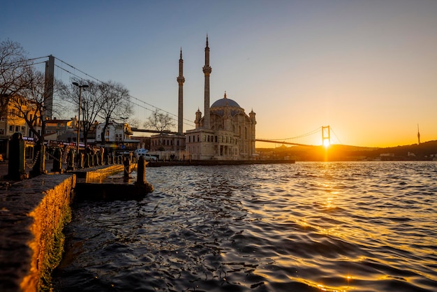 Sonnenaufgang in der Ortakoy-Moschee in Istanbul