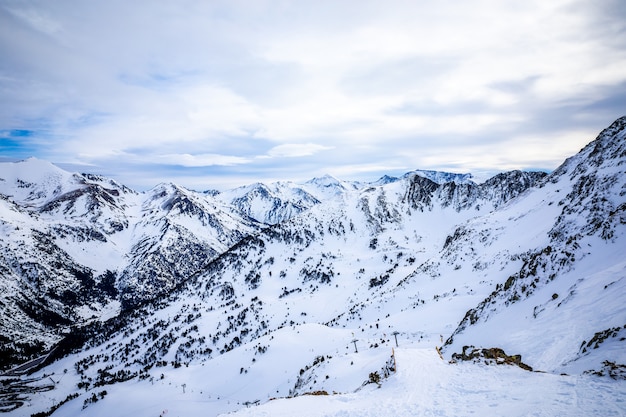 Sonnenaufgang in der schneebedeckten Hochgebirgslandschaft