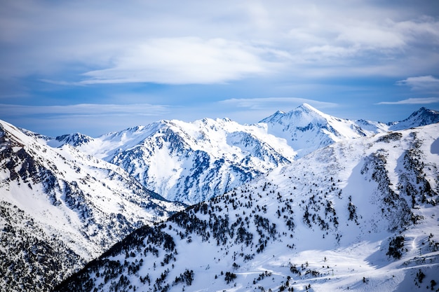 Sonnenaufgang in der schneebedeckten Hochgebirgslandschaft