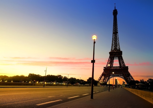 Sonnenaufgang in Paris mit Eiffelturm