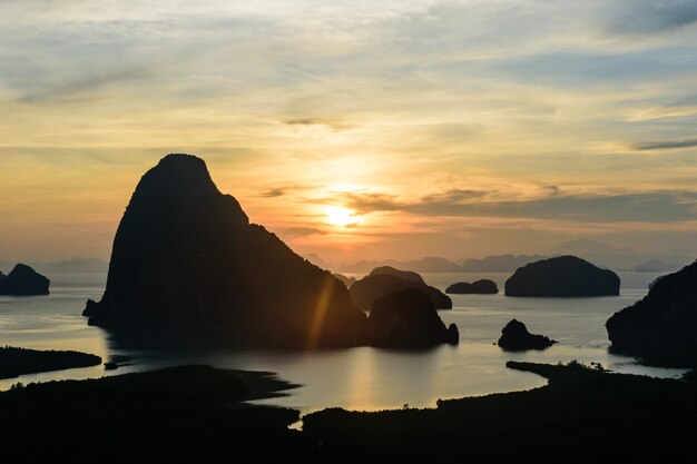 Sonnenaufgang in Samed Nangshe in der Provinz Phang Nga in Thailand