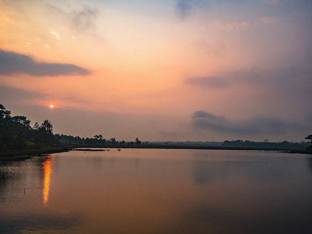 Sonnenaufgang-Landschaftsansicht am Reservoir auf Phu Kradueng Gebirgsnationalpark in Loei City Thailand.
