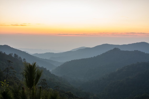 Sonnenaufgang mit Blick auf die Berge im KewHin Ban Chae Son Chae Son Nationalpark in Lampang Thailand