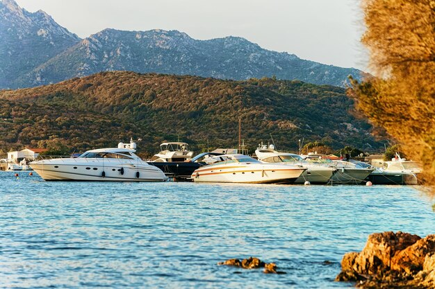 Sonnenaufgang mit Boot an der Costa Smeralda am Mittelmeer, auf Sardinien, in Italien