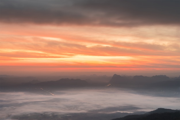 Sonnenaufgang mit buntem Himmel im Gebirgstal