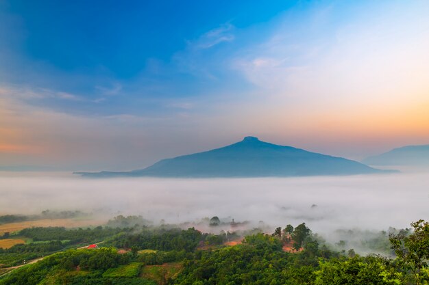 Sonnenaufgang mit dem Nebel Schöne Landschaft für die Entspannung in Thailand