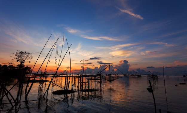 Sonnenaufgang mit Fischenfalle in Pak-Pra-Dorf, Phatthalung Thailand.