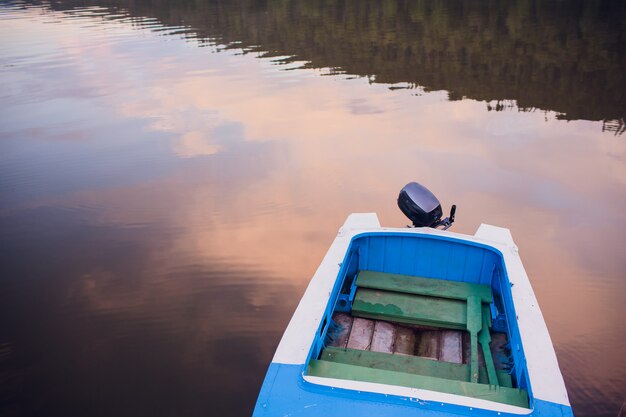 Sonnenaufgang mit Holzbooten auf Fluss