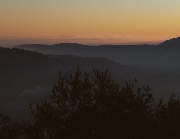 Sonnenaufgang mit Nebel im Berg