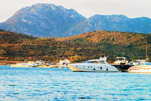 Sonnenaufgang mit Yachten an der Costa Smeralda am Mittelmeer, Sardinien, Italien