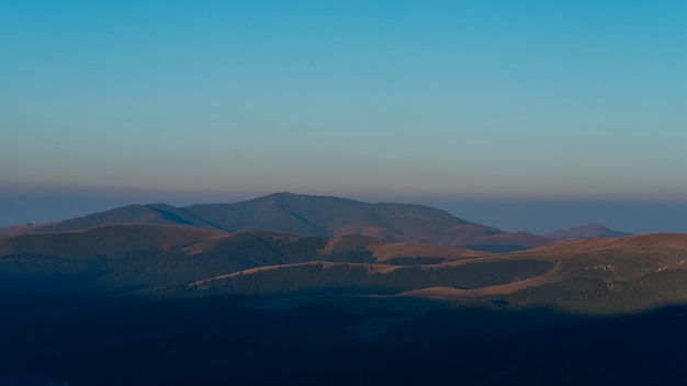 Sonnenaufgang Morgen auf dem Berg in Rumänien, Bucegi Park