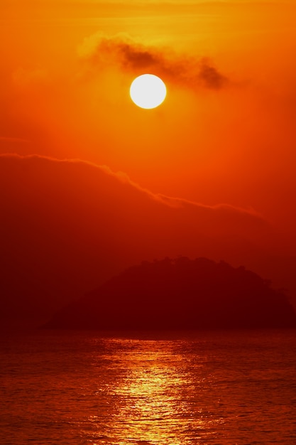 Sonnenaufgang über dem Atlantik Blick vom Copacabana Strand, Rio de Janeiro von Brasilien