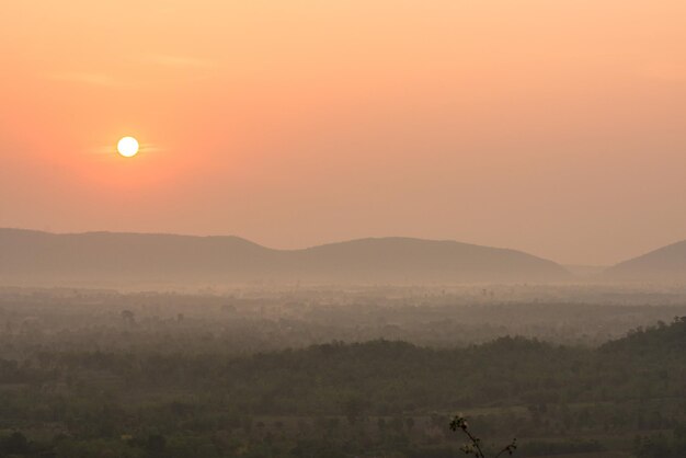 Sonnenaufgang über dem Bergblick des Mae Wong Nationalparks mit Frosch und Wolke