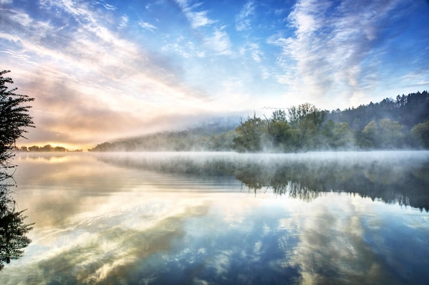 Sonnenaufgang über dem Fluss