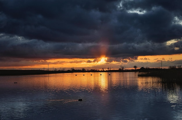 Sonnenaufgang über dem Fluss