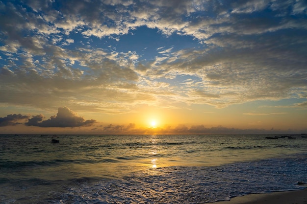 Sonnenaufgang über dem Indischen Ozean auf der Insel Sansibar Tansania Afrika