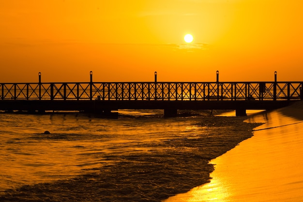 Sonnenaufgang über dem Meer. Pier im Vordergrund. Panorama