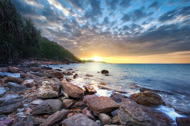 Sonnenaufgang über dem Meer. Stein im Vordergrund