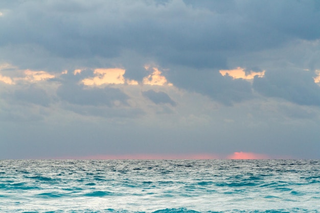 Sonnenaufgang über dem Strand am Karibischen Meer.