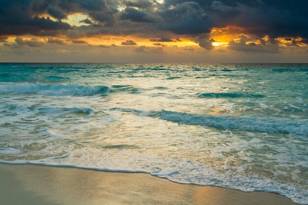 Sonnenaufgang über dem Strand am Karibischen Meer.