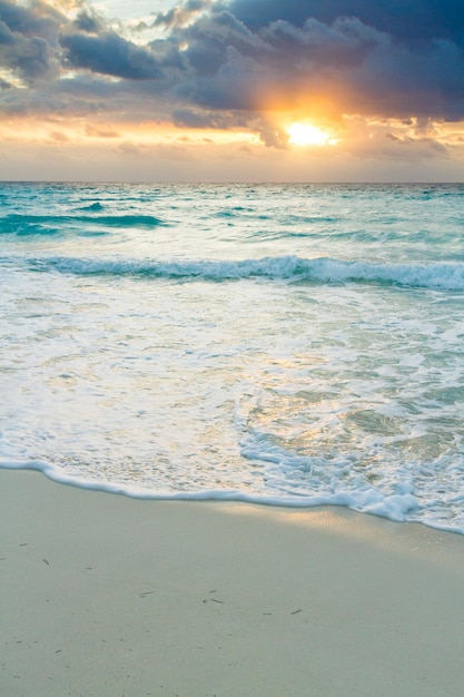 Sonnenaufgang über dem Strand am Karibischen Meer.