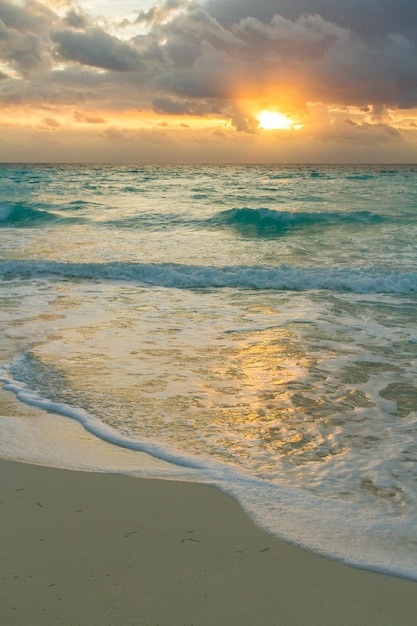 Sonnenaufgang über dem Strand am Karibischen Meer.