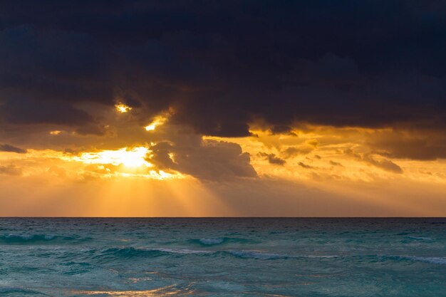 Sonnenaufgang über dem Strand am Karibischen Meer.