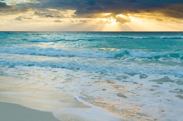 Sonnenaufgang über dem Strand am Karibischen Meer.