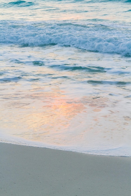 Sonnenaufgang über dem Strand am Karibischen Meer.