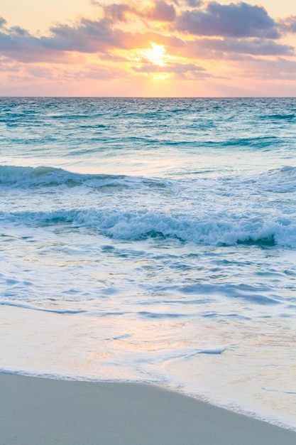 Sonnenaufgang über dem Strand am Karibischen Meer.