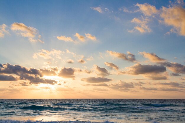 Sonnenaufgang über dem Strand am Karibischen Meer.