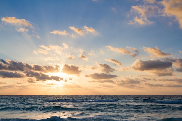 Sonnenaufgang über dem Strand am Karibischen Meer.