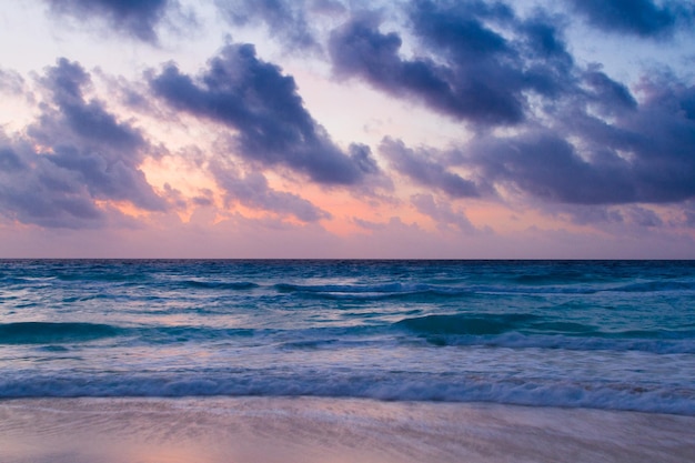 Sonnenaufgang über dem Strand am Karibischen Meer.