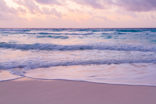 Sonnenaufgang über dem Strand am Karibischen Meer.