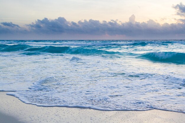 Sonnenaufgang über dem Strand am Karibischen Meer.