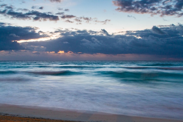 Sonnenaufgang über dem Strand am Karibischen Meer.