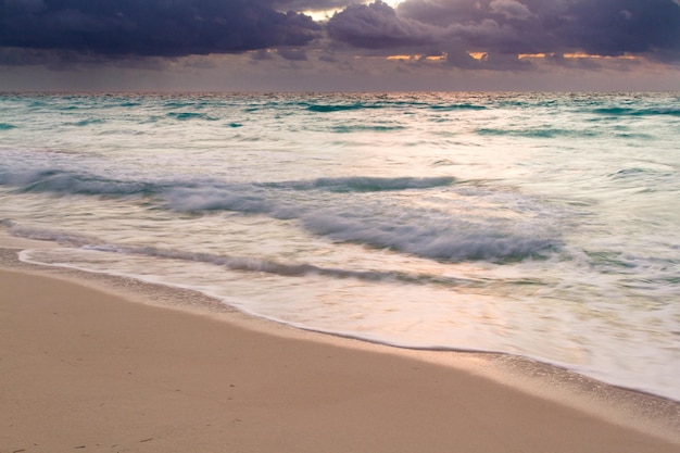 Sonnenaufgang über dem Strand am Karibischen Meer.