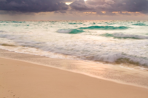 Sonnenaufgang über dem Strand am Karibischen Meer.