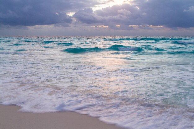 Sonnenaufgang über dem Strand am Karibischen Meer.