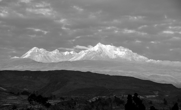 Sonnenaufgang über den Bergen von Yanque Peru in Schwarz-Weiß